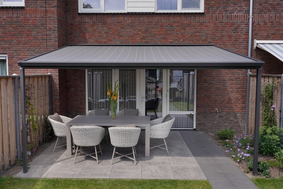 Pergola terrasoverkapping aan een woning, geplaatst door Exact Zonwering