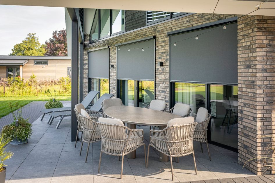 Screens rondom een terrasoverkapping, gemonteerd door Exact Zonwering