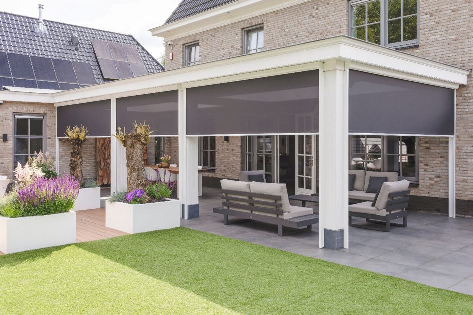 Screens rondom een veranda, gemonteerd door Exact Zonwering