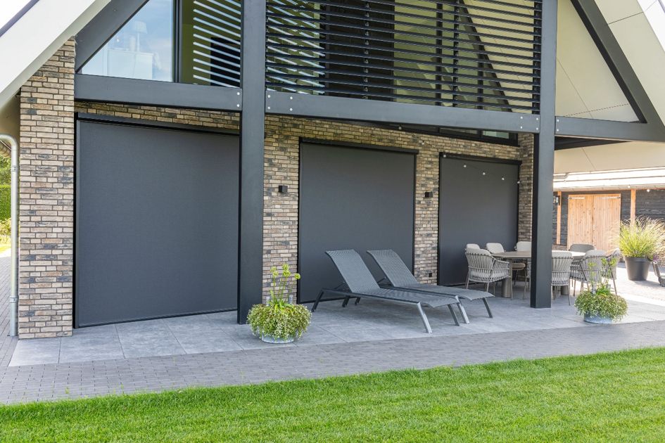 Grote screens aan een moderne woning, gemonteerd door Exact Zonwering