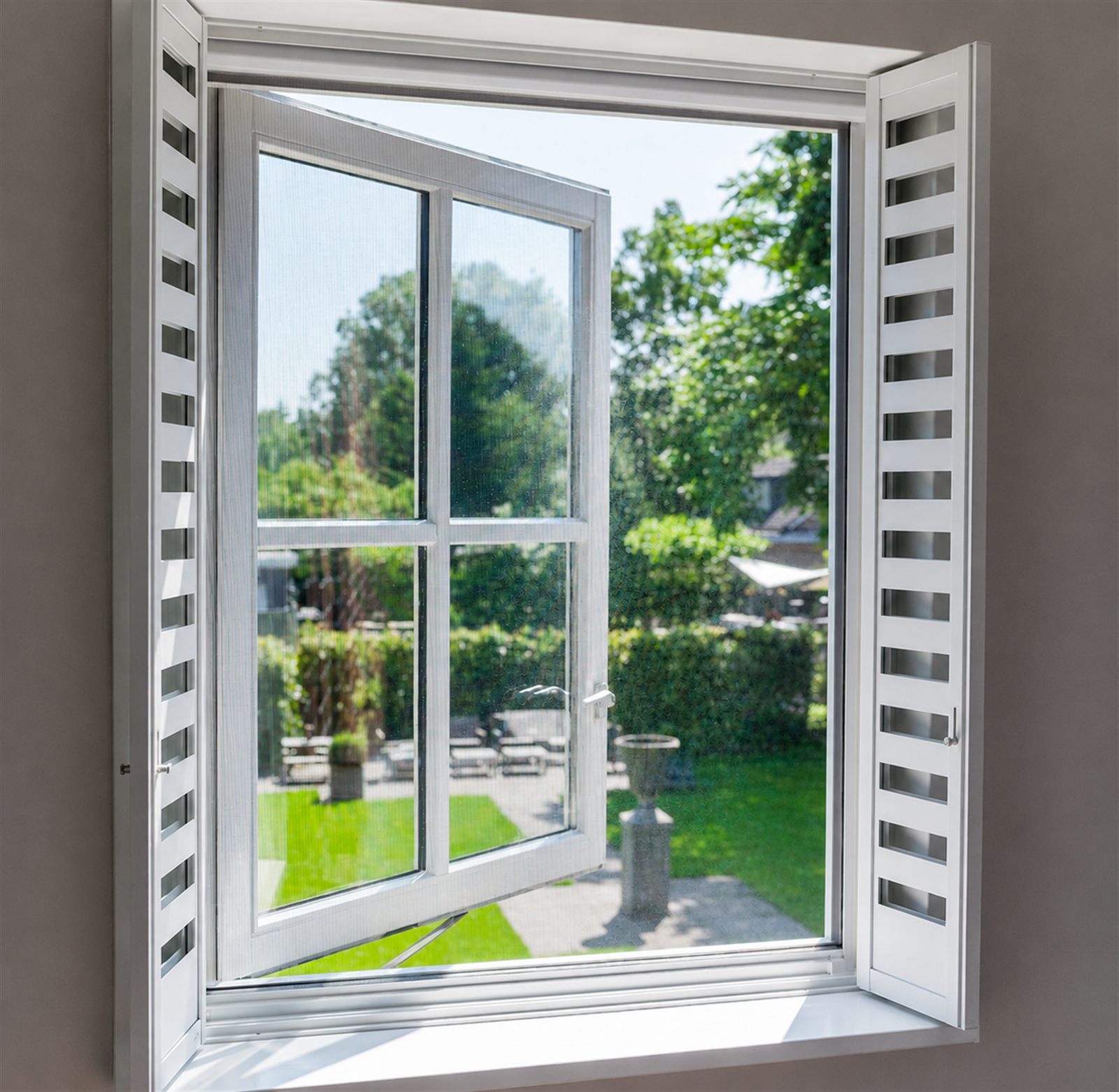 Witte raamhor op maat gemonteerd door Exact Zonwering